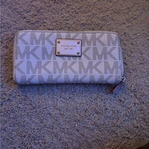 Beautiful michael kors cream colored wallet